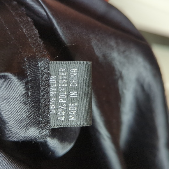 Elegant Black Dress with Gold Accents - Picture 5 of 6